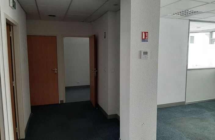 Local commercial / bureaux rue commerçante du centre ville — photo 3