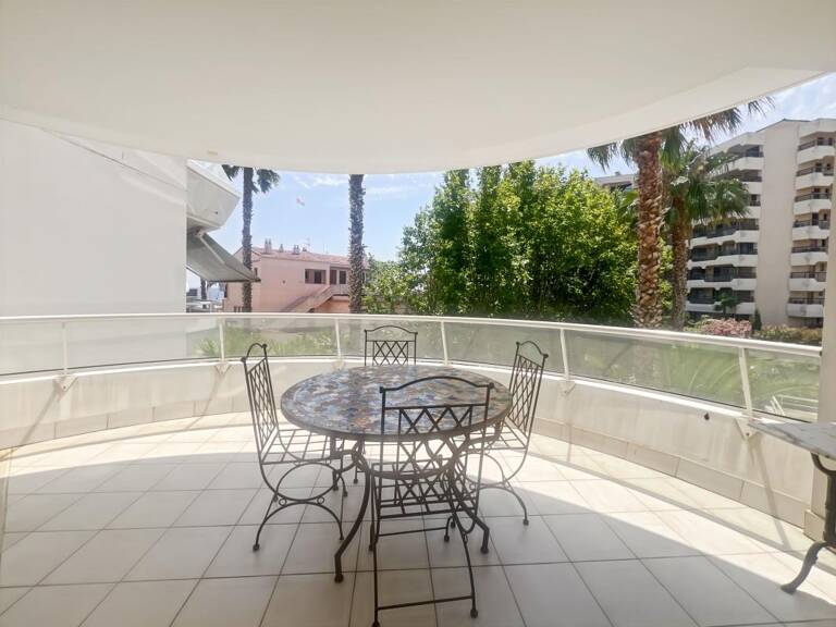 Fréjus Plage : T2 de standing en front de mer avec terrasse et garage — photo 1