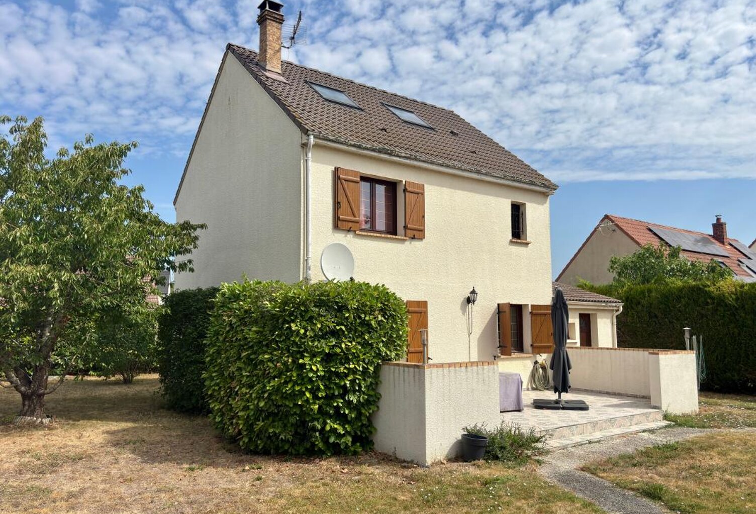 Maison familiale avec 3 chambres, bureau, jardin et garage — photo 1
