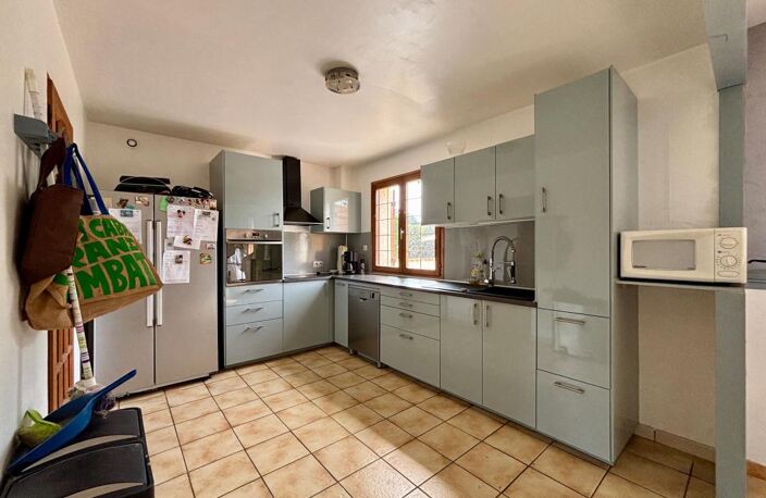 Maison familiale avec 3 chambres, bureau, jardin et garage — photo 4