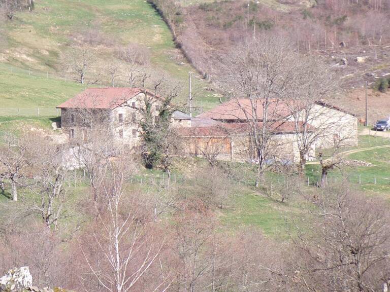 Corps de ferme 6 pièce(s) 350 m2 environ + terrain 27ha avec sources + dépendances — photo 1