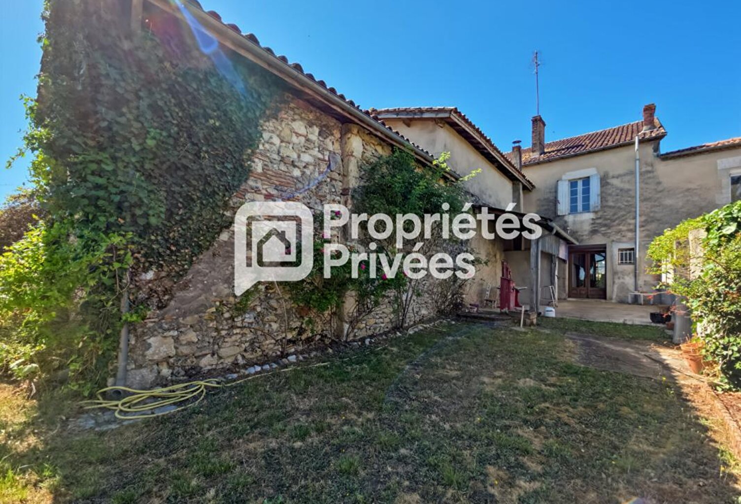 Grande maison en pierre à rénover avec jardin, dépendances et fort potentiel — photo 1