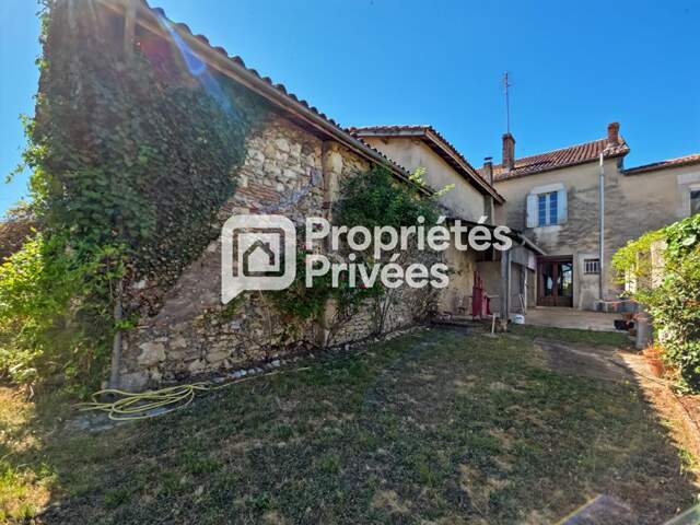 Grande maison en pierre à rénover avec jardin, dépendances et fort potentiel — photo du bien