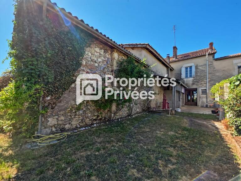 Grande maison en pierre à rénover avec jardin, dépendances et fort potentiel — photo 1