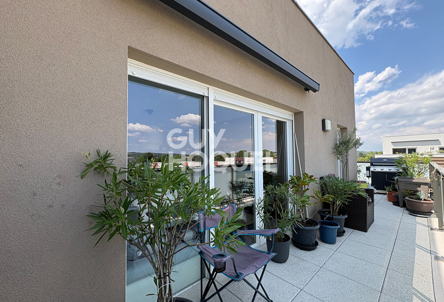 Dernier étage : T5 récent de 97 m² avec terrasse, climatisation et 2 garages — photo 1