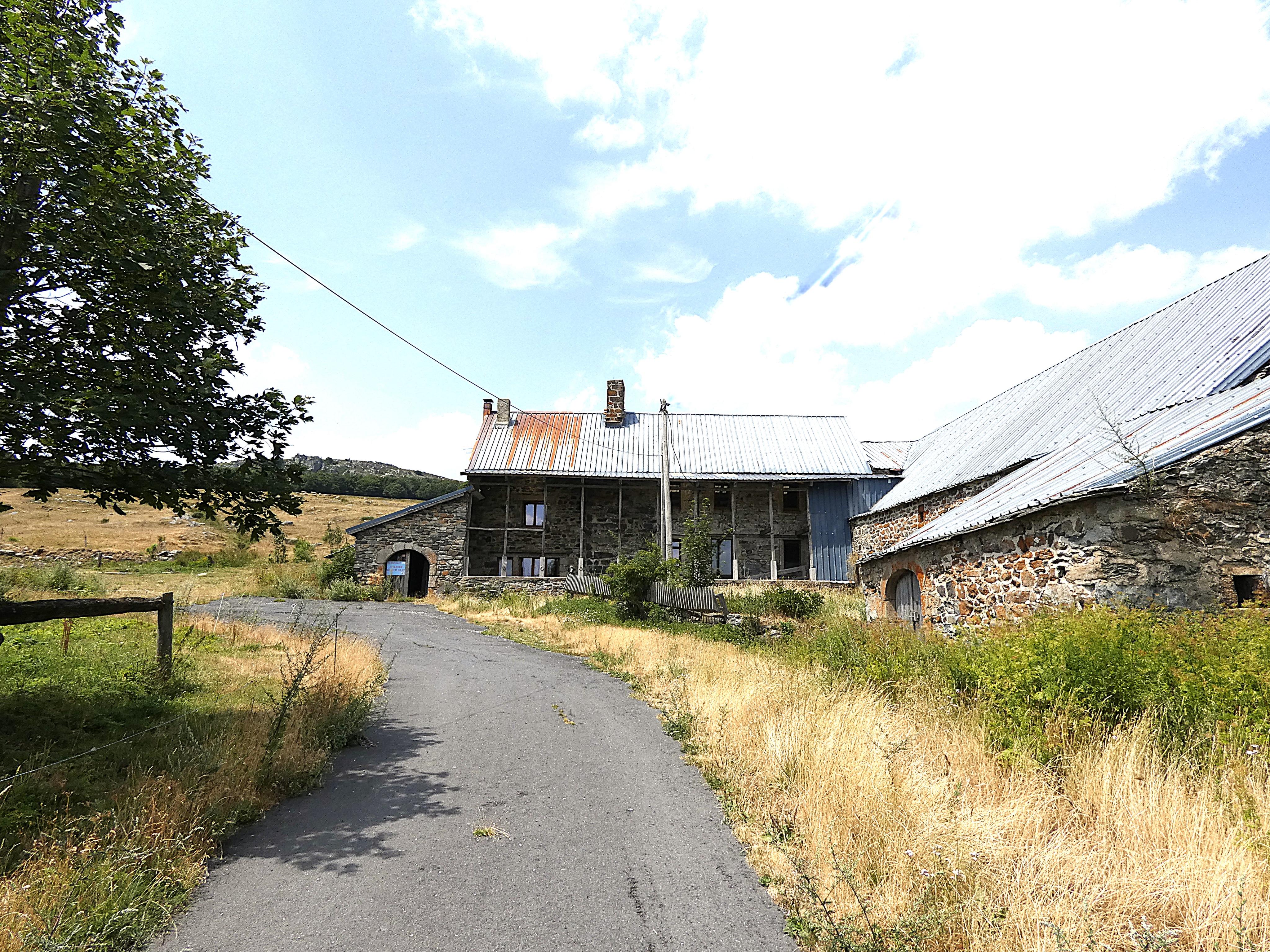(1460 m²) Ancienne ferme avec vue sur le Mont Gerbier de Jonc et 23 hectares.