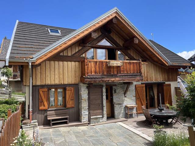 ALBANNE Un véritable coin de paradis vous attend au coeur de ce charmant village, au pied des pistes et du vaste domaine skiable des Karellis Cette magnifique maison individuelle de style chalet, d'une superficie d'environ 100 m2, offre 2 belles terrasses et un jardin clos et arboré Elle est vendue meublée — photo du bien