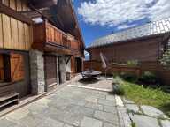 ALBANNE Un véritable coin de paradis vous attend au coeur de ce charmant village, au pied des pistes et du vaste domaine skiable des Karellis Cette magnifique maison individuelle de style chalet, d'une superficie d'environ 100 m2, offre 2 belles terrasses et un jardin clos et arboré Elle est vendue meublée — photo 2