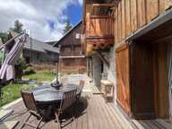 ALBANNE Un véritable coin de paradis vous attend au coeur de ce charmant village, au pied des pistes et du vaste domaine skiable des Karellis Cette magnifique maison individuelle de style chalet, d'une superficie d'environ 100 m2, offre 2 belles terrasses et un jardin clos et arboré Elle est vendue meublée — photo 3