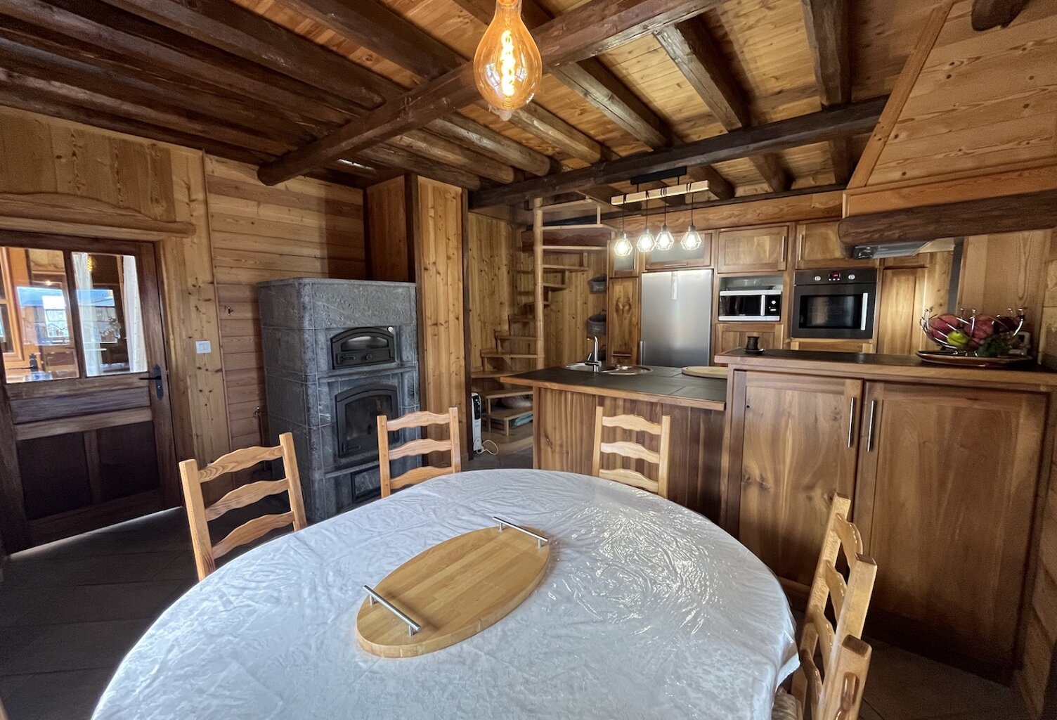 ALBANNE Un véritable coin de paradis vous attend au coeur de ce charmant village, au pied des pistes et du vaste domaine skiable des Karellis Cette magnifique maison individuelle de style chalet, d'une superficie d'environ 100 m2, offre 2 belles terrasses et un jardin clos et arboré Elle est vendue meublée — photo 1