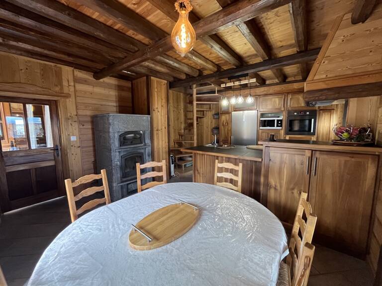 ALBANNE Un véritable coin de paradis vous attend au coeur de ce charmant village, au pied des pistes et du vaste domaine skiable des Karellis Cette magnifique maison individuelle de style chalet, d'une superficie d'environ 100 m2, offre 2 belles terrasses et un jardin clos et arboré Elle est vendue meublée — photo 1