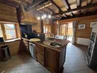 ALBANNE Un véritable coin de paradis vous attend au coeur de ce charmant village, au pied des pistes et du vaste domaine skiable des Karellis Cette magnifique maison individuelle de style chalet, d'une superficie d'environ 100 m2, offre 2 belles terrasses et un jardin clos et arboré Elle est vendue meublée — photo 2