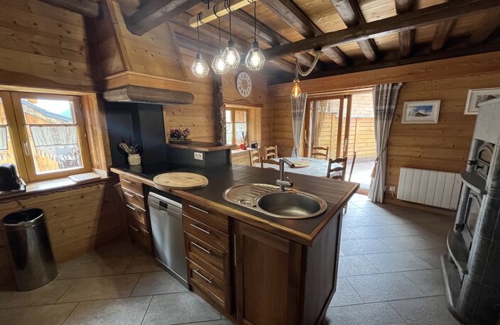 ALBANNE Un véritable coin de paradis vous attend au coeur de ce charmant village, au pied des pistes et du vaste domaine skiable des Karellis Cette magnifique maison individuelle de style chalet, d'une superficie d'environ 100 m2, offre 2 belles terrasses et un jardin clos et arboré Elle est vendue meublée — photo 2