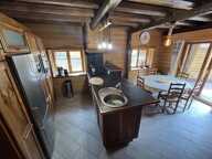 ALBANNE Un véritable coin de paradis vous attend au coeur de ce charmant village, au pied des pistes et du vaste domaine skiable des Karellis Cette magnifique maison individuelle de style chalet, d'une superficie d'environ 100 m2, offre 2 belles terrasses et un jardin clos et arboré Elle est vendue meublée — photo 3
