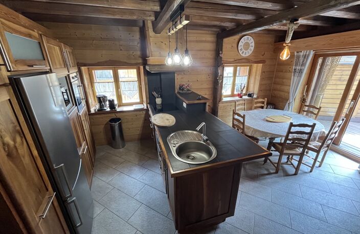 ALBANNE Un véritable coin de paradis vous attend au coeur de ce charmant village, au pied des pistes et du vaste domaine skiable des Karellis Cette magnifique maison individuelle de style chalet, d'une superficie d'environ 100 m2, offre 2 belles terrasses et un jardin clos et arboré Elle est vendue meublée — photo 3