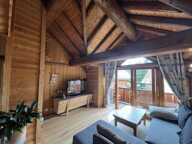 ALBANNE Un véritable coin de paradis vous attend au coeur de ce charmant village, au pied des pistes et du vaste domaine skiable des Karellis Cette magnifique maison individuelle de style chalet, d'une superficie d'environ 100 m2, offre 2 belles terrasses et un jardin clos et arboré Elle est vendue meublée — photo 4
