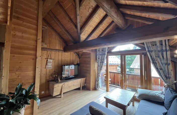 ALBANNE Un véritable coin de paradis vous attend au coeur de ce charmant village, au pied des pistes et du vaste domaine skiable des Karellis Cette magnifique maison individuelle de style chalet, d'une superficie d'environ 100 m2, offre 2 belles terrasses et un jardin clos et arboré Elle est vendue meublée — photo 4