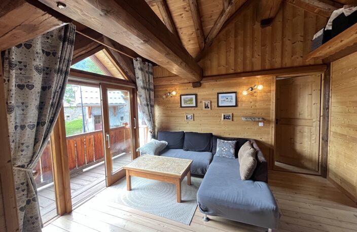ALBANNE Un véritable coin de paradis vous attend au coeur de ce charmant village, au pied des pistes et du vaste domaine skiable des Karellis Cette magnifique maison individuelle de style chalet, d'une superficie d'environ 100 m2, offre 2 belles terrasses et un jardin clos et arboré Elle est vendue meublée — photo 5