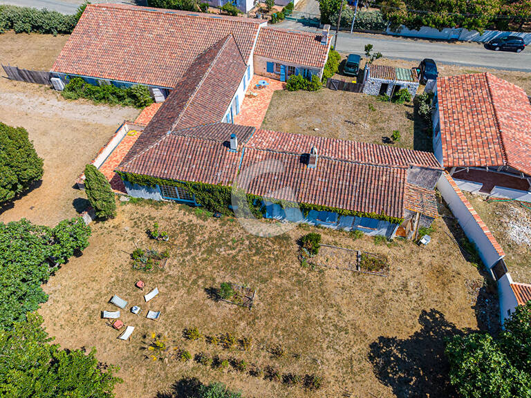 À vendre - Maison de caractère avec gîte et dépendances à Saint-Vincent-sur-Jard — photo 1