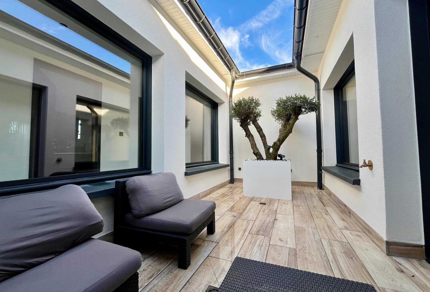 Maison contemporaine de plain-pied 2022 — photo 1