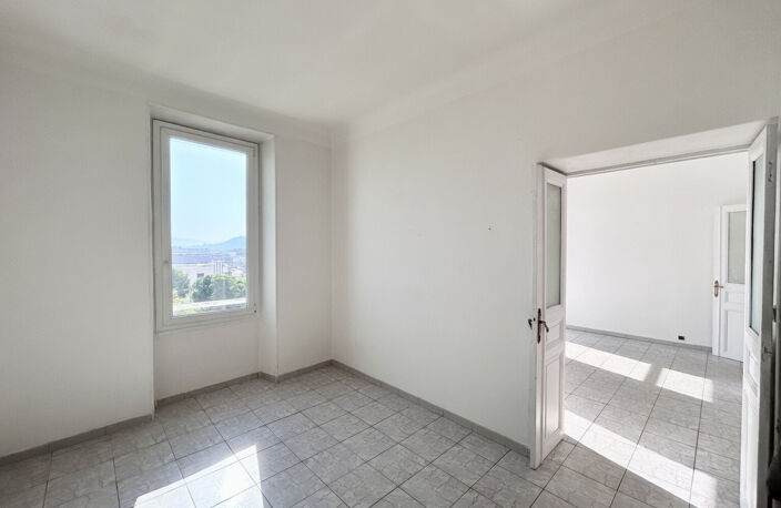 Superbe T5 de 120 m2 avec vue panoramique et balcon Lycée Pé — photo 4