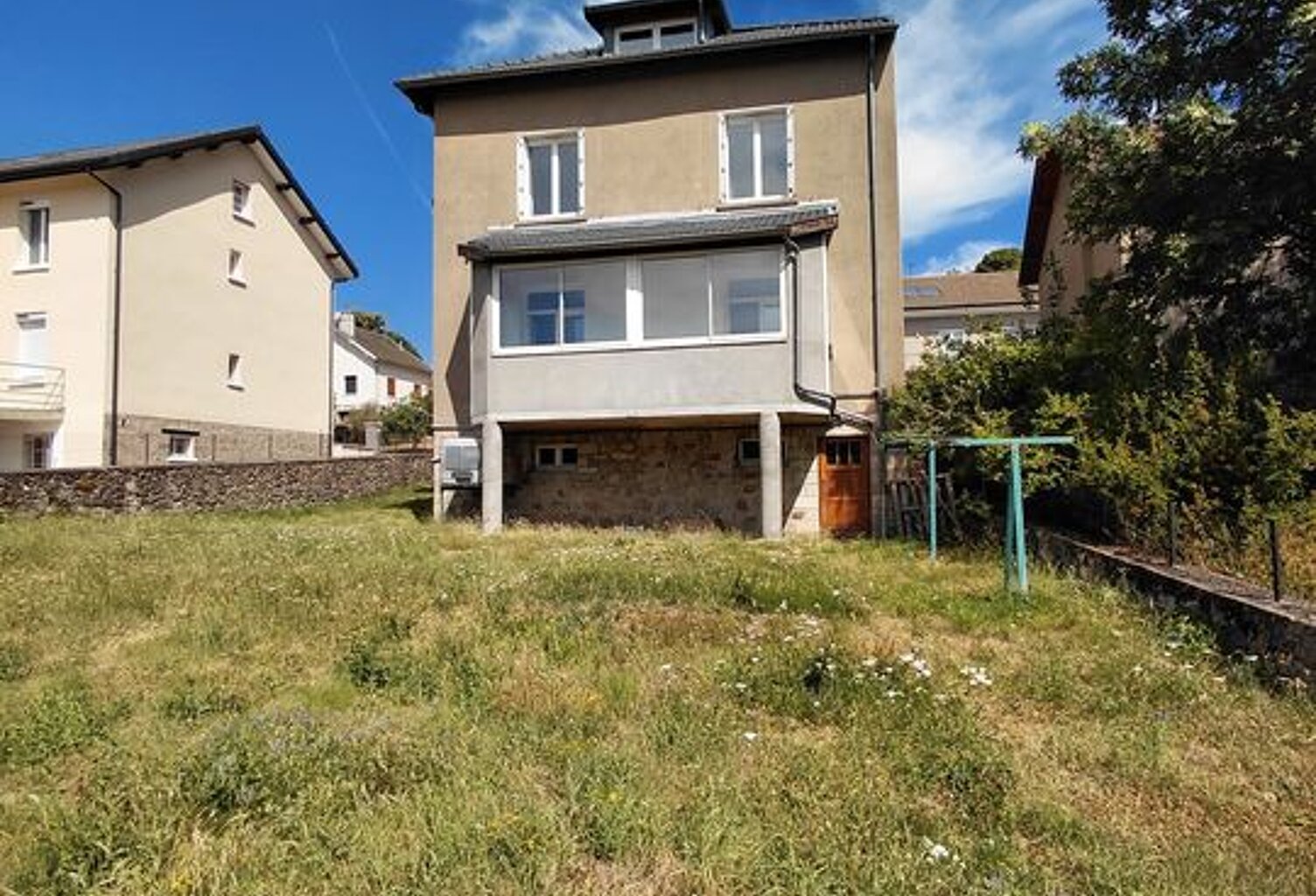 Maison familiale lumineuse avec jardin et fort potentiel — photo 1
