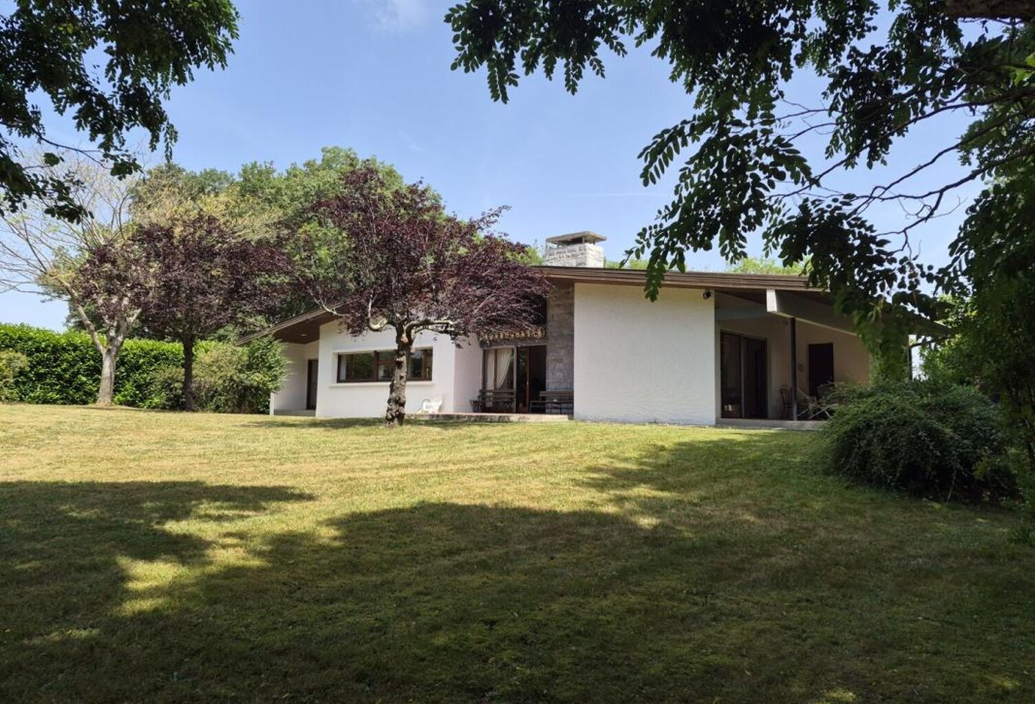 À vendre, proche de Trie-sur-Baïse (Hautes Pyrénées): Villa 5 chambres avec sous-sol, garage et piscine, nichée au cœur d'un jardin paysager de 8 531m² – emplacement calme à quelques pas du centre-ville — photo 1