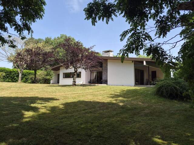 À vendre, proche de Trie-sur-Baïse (Hautes Pyrénées): Villa 5 chambres avec sous-sol, garage et piscine, nichée au cœur d'un jardin paysager de 8 531m² – emplacement calme à quelques pas du centre-ville — photo du bien