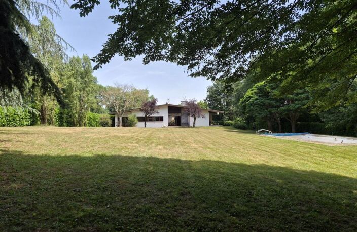 À vendre, proche de Trie-sur-Baïse (Hautes Pyrénées): Villa 5 chambres avec sous-sol, garage et piscine, nichée au cœur d'un jardin paysager de 8 531m² – emplacement calme à quelques pas du centre-ville — photo 2