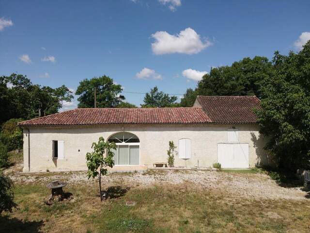 TRÈS RARE - Aux abords de la ville de Vic-Fezensac (2kms par un chemin sans passage), maison lumineuse en pierre de plain-pied comprenant 3 chambres, avec un terrain de 5,8 ha (jardin et prairie) et une grange. DPE : D — photo du bien