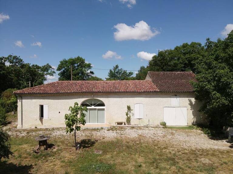 TRÈS RARE - Aux abords de la ville de Vic-Fezensac (2kms par un chemin sans passage), maison lumineuse en pierre de plain-pied comprenant 3 chambres, avec un terrain de 5,8 ha (jardin et prairie) et une grange. DPE : D — photo 1