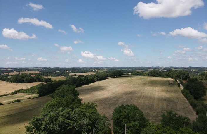TRÈS RARE - Aux abords de la ville de Vic-Fezensac (2kms par un chemin sans passage), maison lumineuse en pierre de plain-pied comprenant 3 chambres, avec un terrain de 5,8 ha (jardin et prairie) et une grange. DPE : D — photo 2