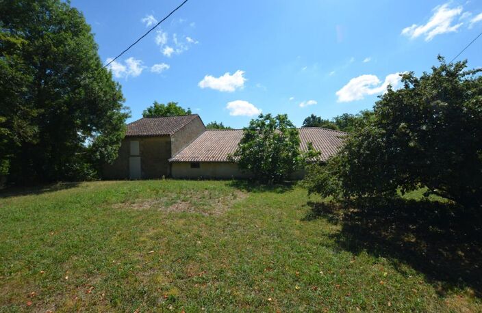 TRÈS RARE - Aux abords de la ville de Vic-Fezensac (2kms par un chemin sans passage), maison lumineuse en pierre de plain-pied comprenant 3 chambres, avec un terrain de 5,8 ha (jardin et prairie) et une grange. DPE : D — photo 5