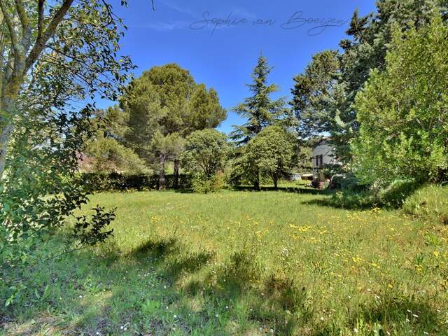 Terrain de 1 423 m² viabilisé à EGUILLES (13) — photo du bien