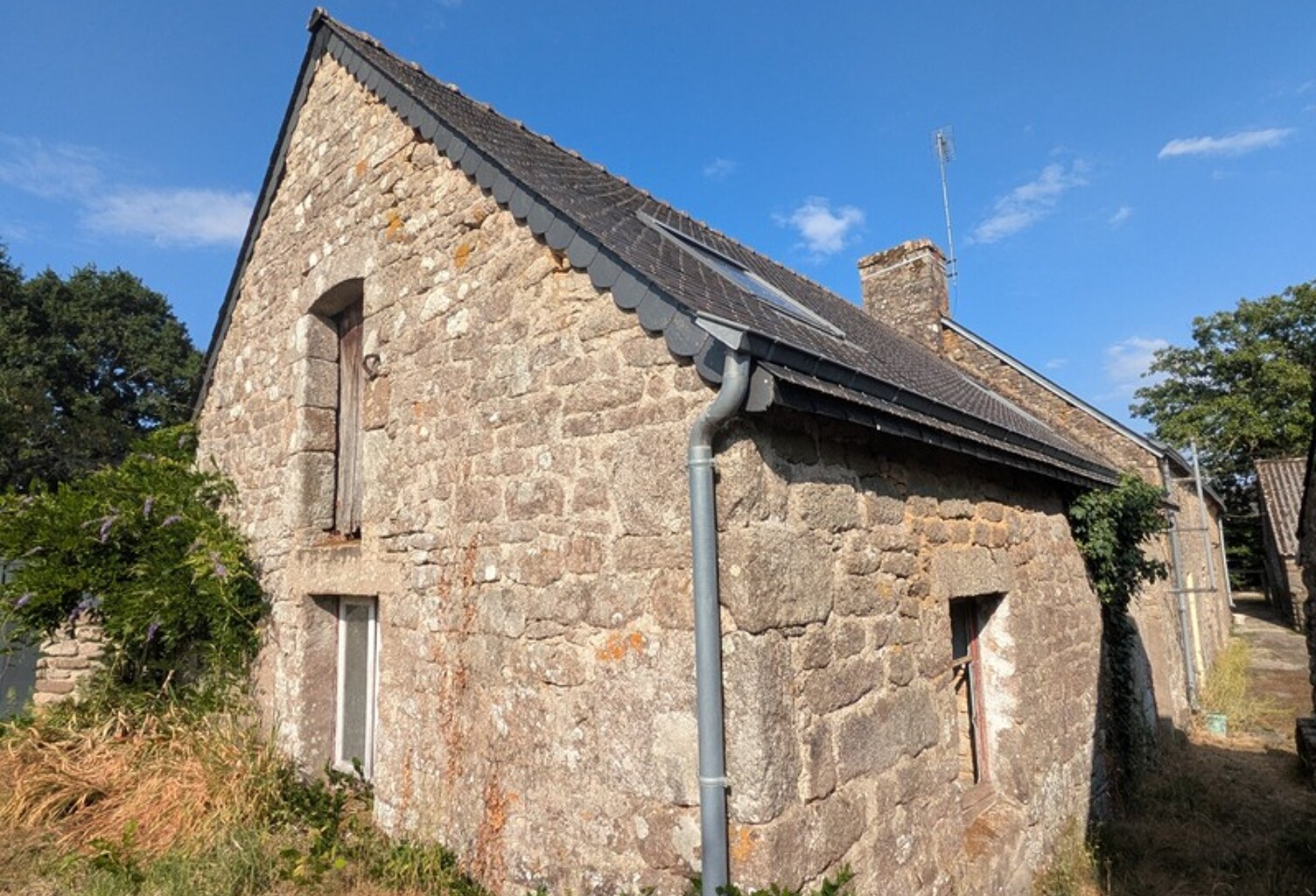 PLOUAY MAISON EN PIERRE SOUS ARDOISES 1 PIÈCE DE 50M² ENVIRON PARCELLE DE 140m² ENVIRON AVEC UN PUITS — photo 1
