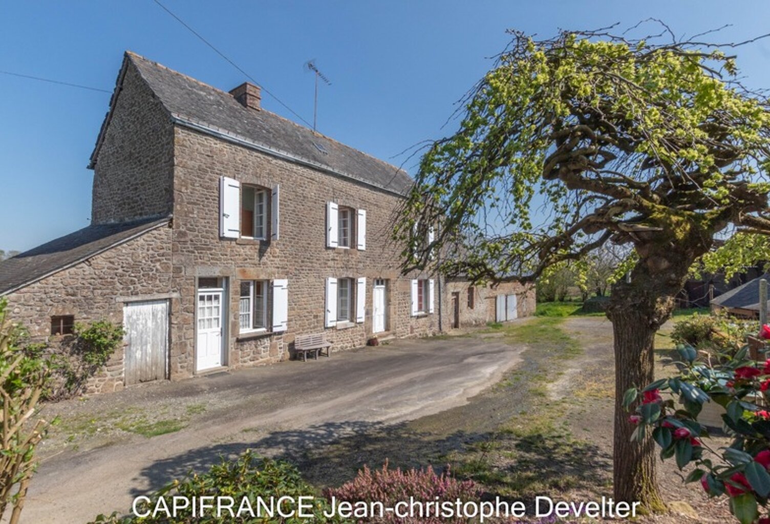 Maison à vendre GORRON (53) maison en pierres 3 chambres avec dépendances sur terrain de 3450 m2 — photo 1