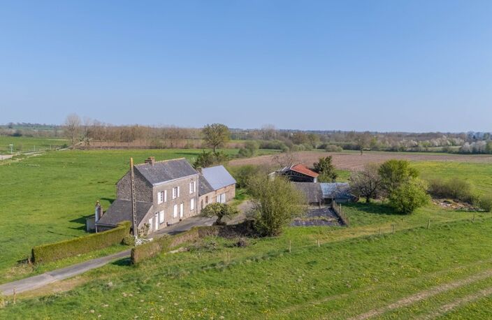 Maison à vendre GORRON (53) maison en pierres 3 chambres avec dépendances sur terrain de 3450 m2 — photo 2