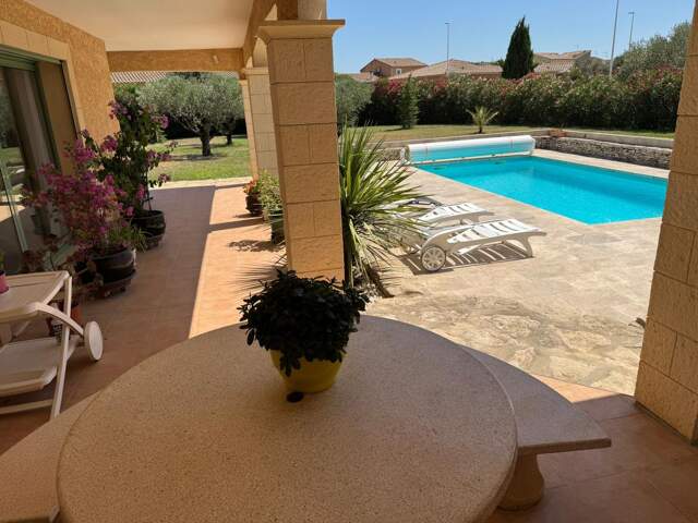 Villa avec piscine sur 1600m2 de terrain — photo du bien