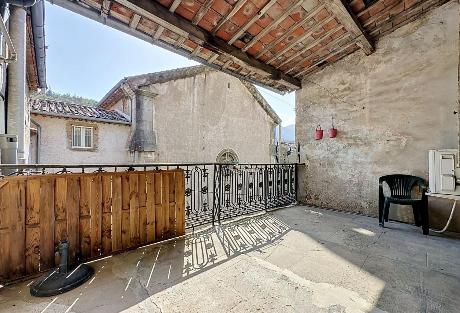 Une grande maison familiale entièrement rénovée, avec terrasses, garage et de beaux volumes au cœur de Graissessac. — photo 1