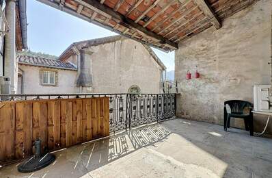 Une grande maison familiale entièrement rénovée, avec terrasses, garage et de beaux volumes au cœur de Graissessac. — photo du bien