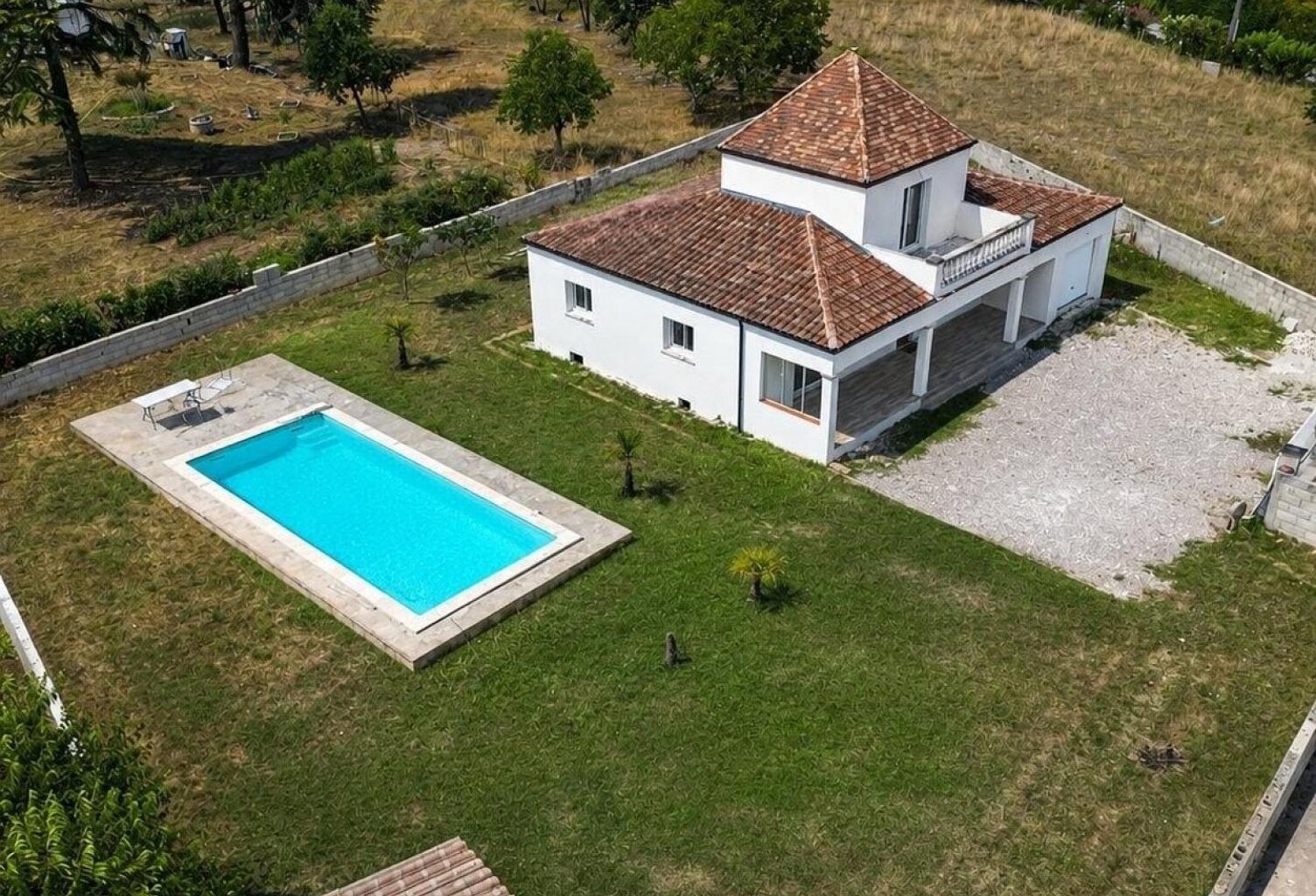 Maison avec vue dégagée et piscine — photo 1