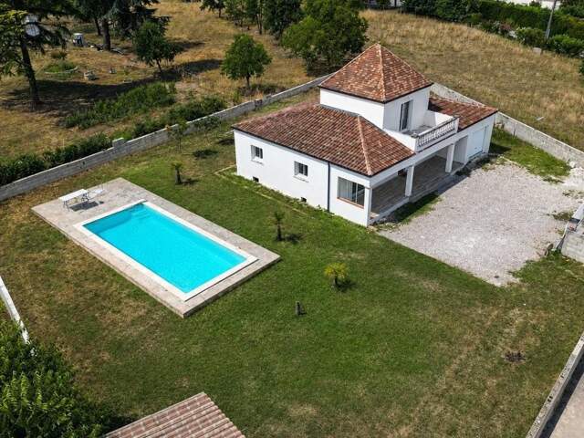Maison avec vue dégagée et piscine — photo du bien