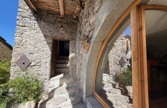 Charme et authenticité pour cette grande maison de village en pierre — photo 5