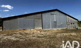 Garage  1236 m² à vendre à Sousmoulins (17130)