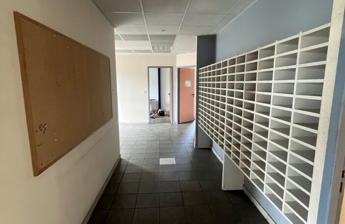 Vente Boutique/Local commercial 2 200 m&sup2; — photo 5