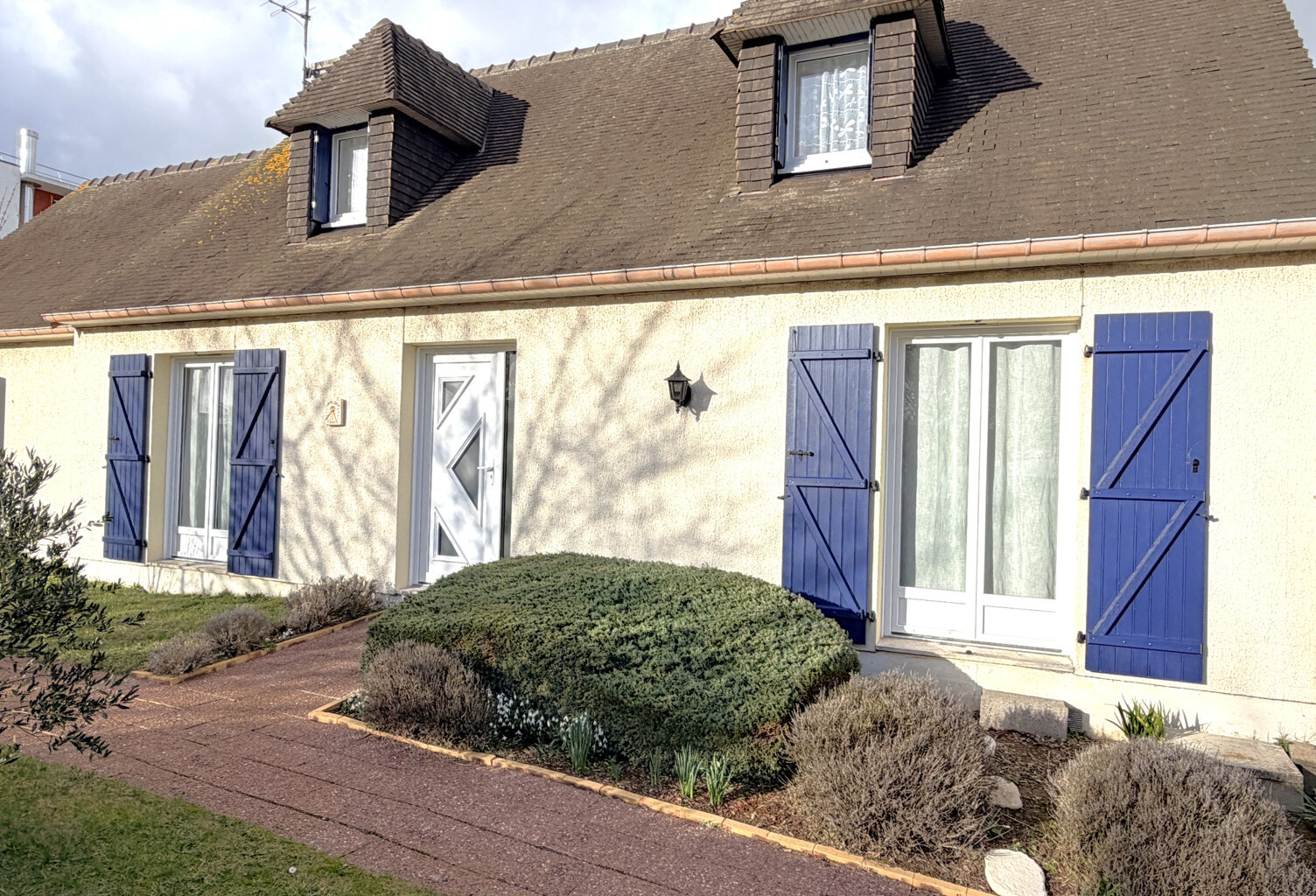 CAEN MAISON D'HABITATION DE 8 PIECES PRINCIPALES A VENDRE — photo 1
