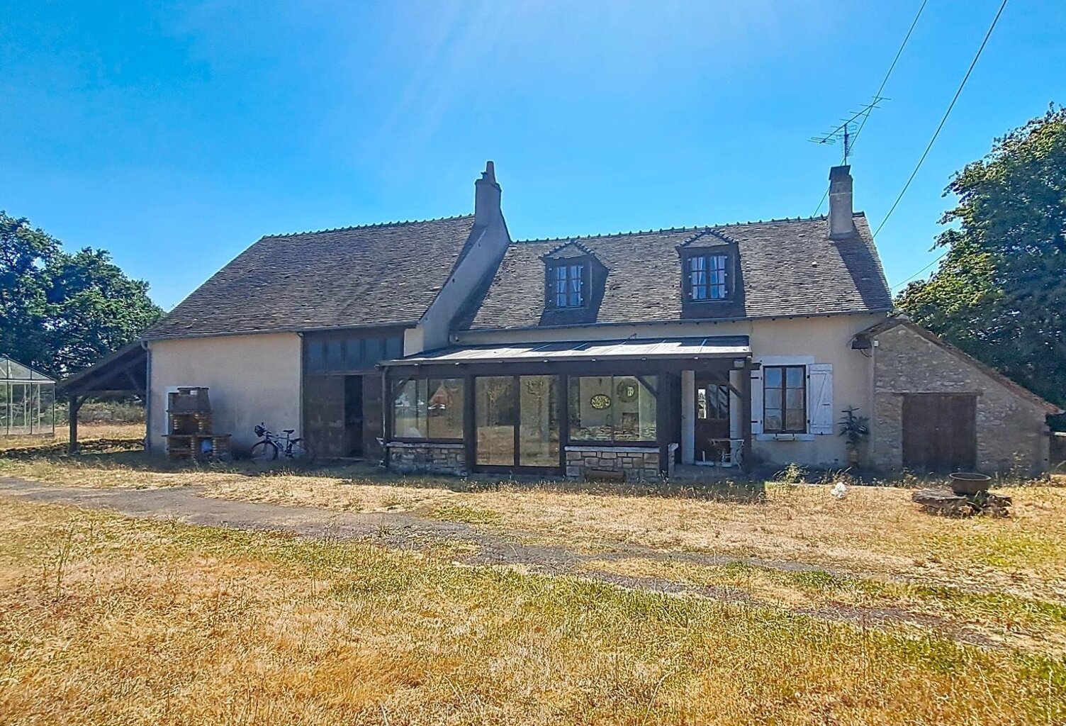 Vous recherchez le calme, la nature et un cadre de vie paisible ? Cette propriété au beau potentiel n'attend plus que vous ! — photo 1