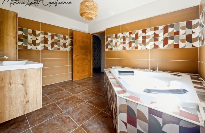 À vendre Maison T9 familiale contemporaine de 313 m² – Construction traditionnelle de 2011 – 7 chambres – Terrain clos de 2 874 m² SAINT PIERRE DE COLE (24) — photo 4