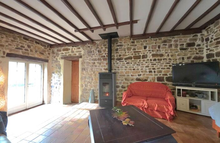 La-Lande-De-Goult 61320 Longère en pierre 112 m² terrain 30.200 m² — photo 2