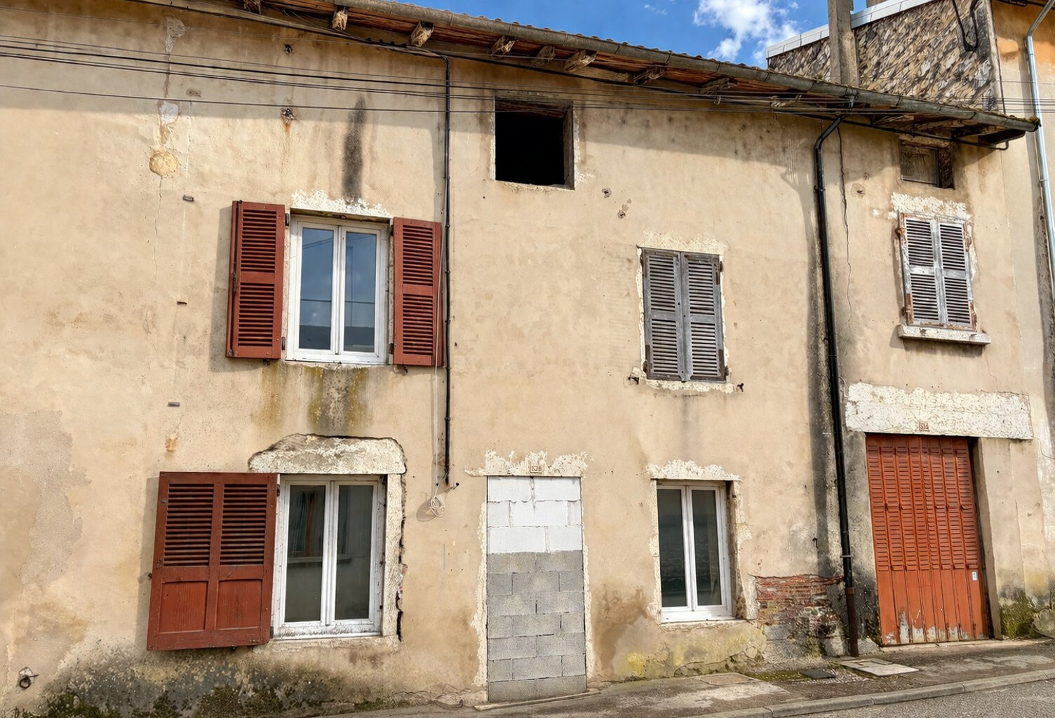 2 maisons de ville à rénover   Centre Neuville-sur-Ain   For — photo 1